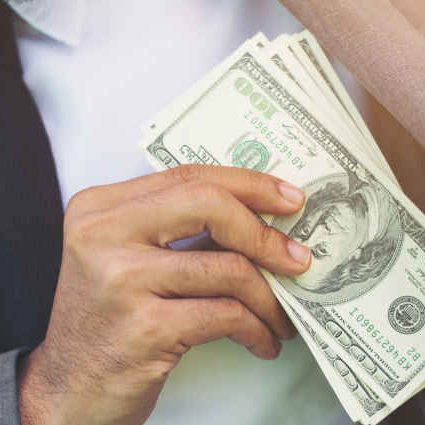 Finanzielle freier Profi mit Geld, Cashflow