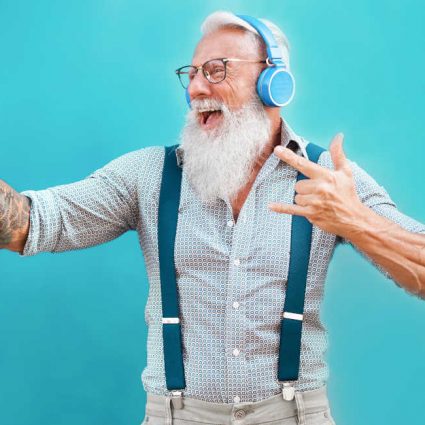 Senior hipster Mann gut drauf, lacht, glücklich; super Leben