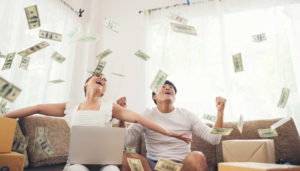 happy couple smiling successful money rain business online cashflow geld finance