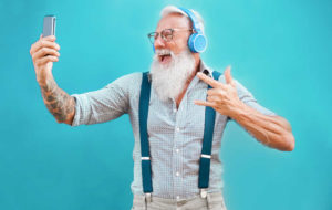 Senior hipster Mann gut drauf, lacht, glücklich; super Leben